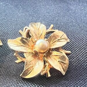 Vintage Gold Tone Leaf Flower Earrings Faux Pearl Center, 1950s Retro Clip-Ons